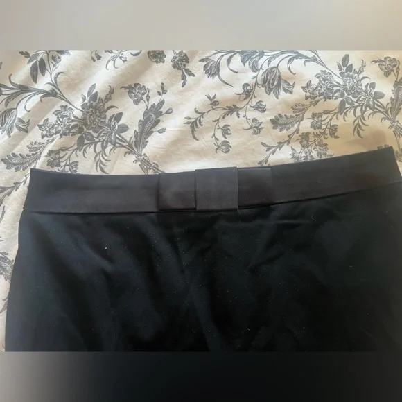 Ann Taylor Black Pencil Skirt Bow in the front with Back Zip Size 8 - Picture 3 of 4